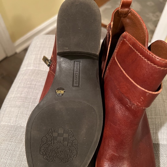 Classic Vince Camuto ankle boots in a gorgeous rich brown. - Picture 6 of 7